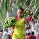 97- Une porteuse de fruits en plein effort 